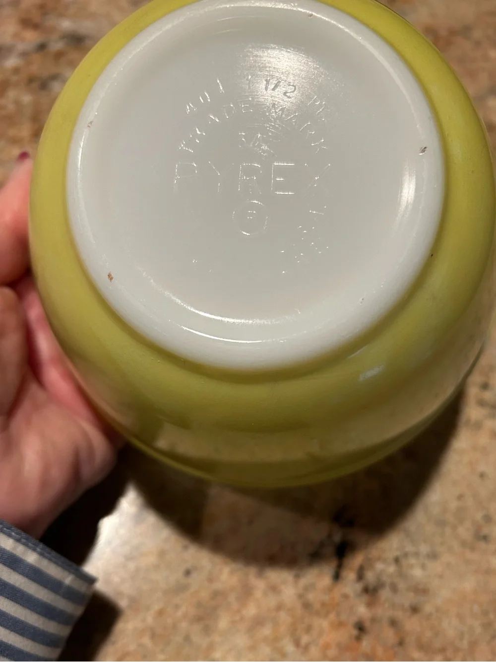 Pyrex #401 1.5 pt Yellow Primary Colors mixing nesting bowl 1940s 1950s No Chips